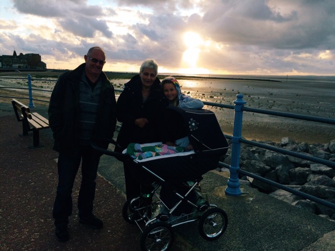 seaside_sunset_family